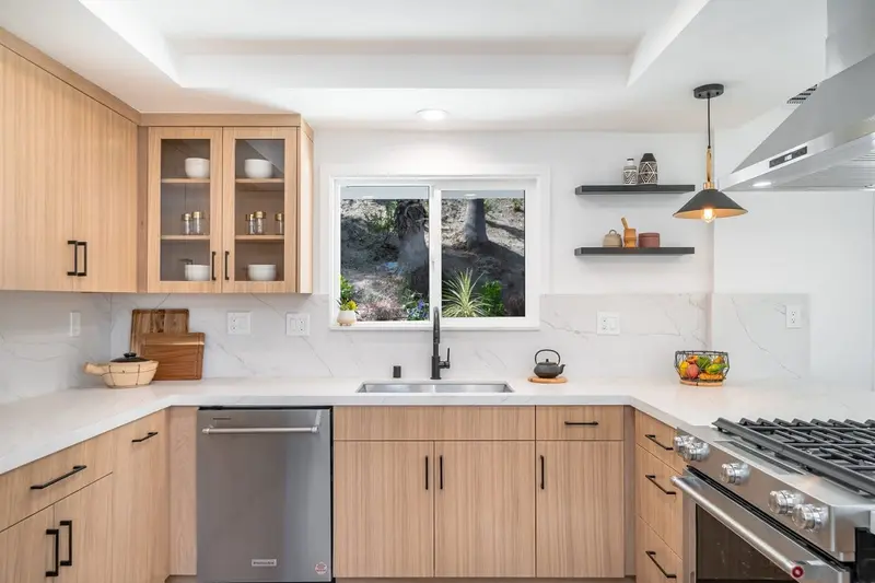 5835 El Canon Ave Woodland Hills, CA 91367