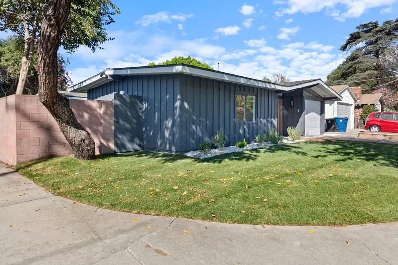 6909 De Celis Pl Van Nuys, CA 91406